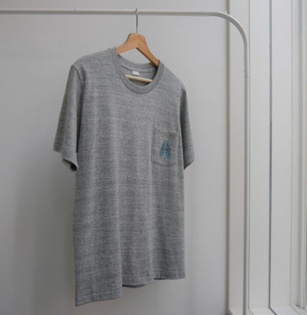 "Cicada" ポケットつきクルーネックTシャツ グレー地 半袖 - 画像 (3)