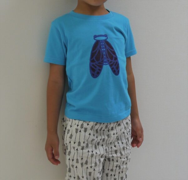 男児のTシャツ、セミ柄