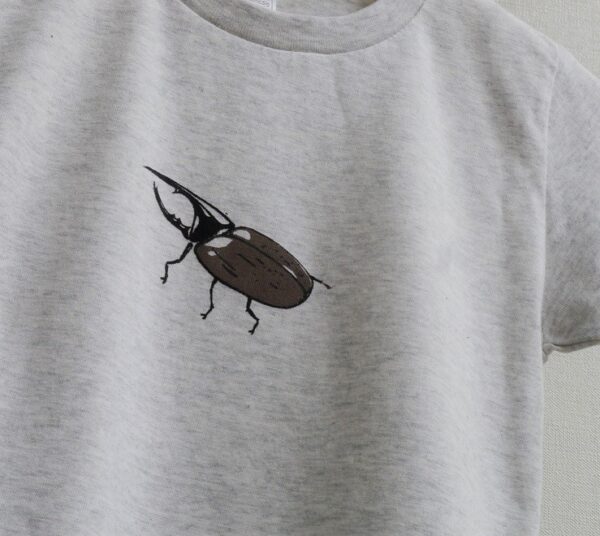 ヘラクレスカブトムシ柄のキッズTシャツ
