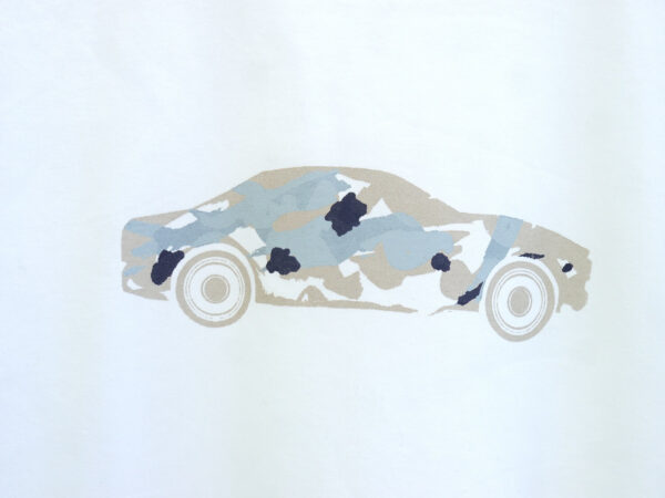 Car with brushstrokes - 白地　ベージュ柄　クルーネックTシャツ - 画像 (5)