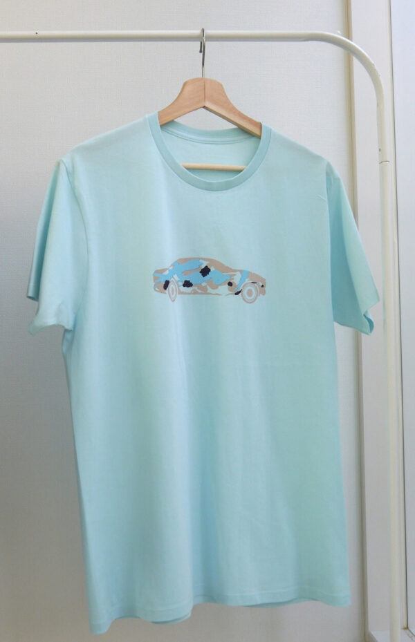 Car with brushstrokes - 水色地　ベージュ柄　クルーネックTシャツ - 画像 (3)