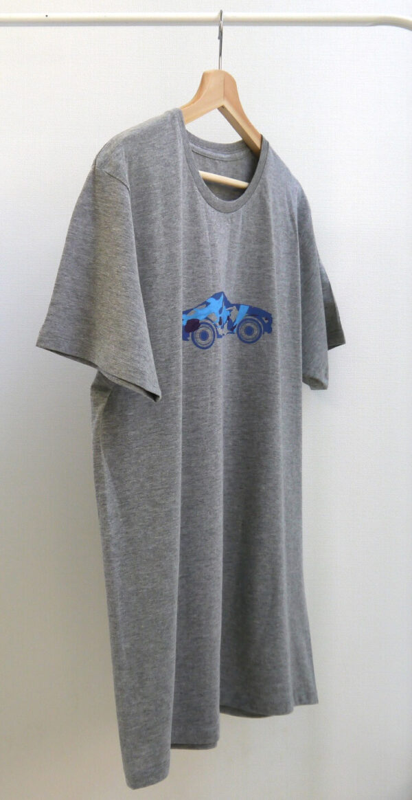 Car with brushstrokes - グレー地　ブルー柄　クルーネックTシャツ - 画像 (4)