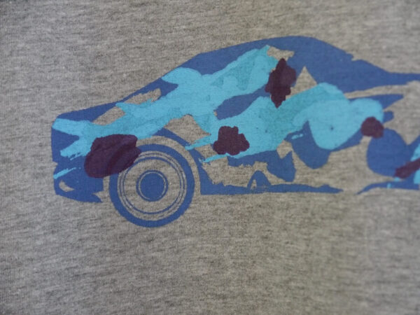 Car with brushstrokes - グレー地　ブルー柄　クルーネックTシャツ - 画像 (5)
