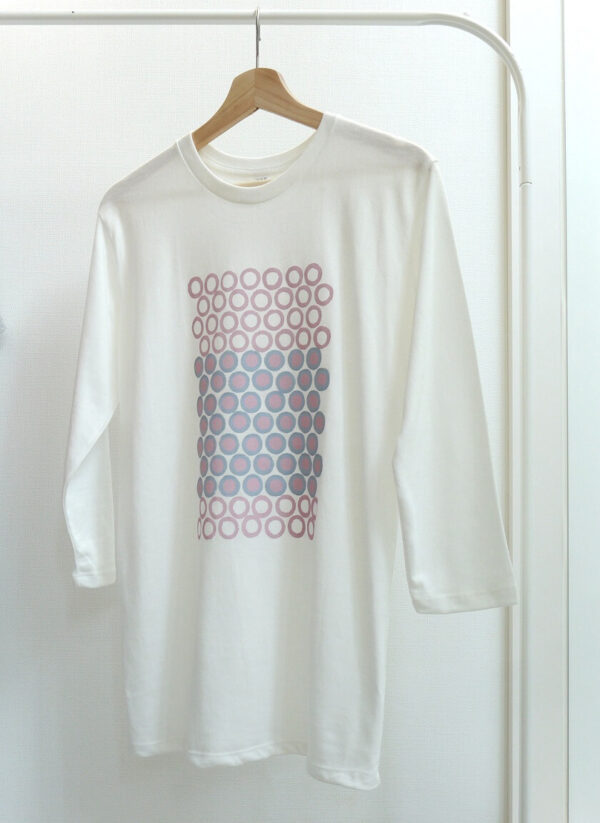 "Polka Dot Tile" ピンク x 水色　白地 七分袖Tシャツ - 画像 (3)