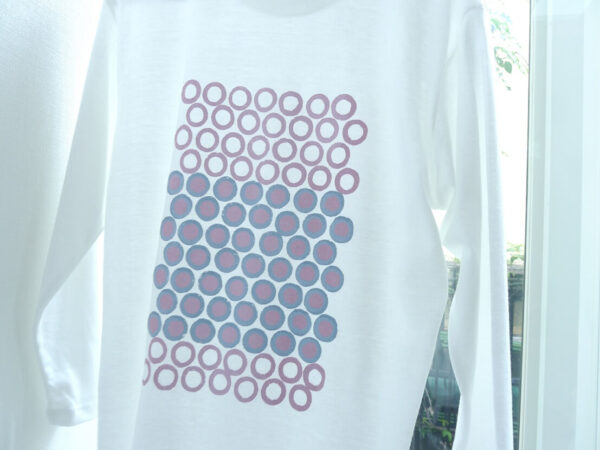 "Polka Dot Tile" ピンク x 水色　白地 七分袖Tシャツ - 画像 (4)