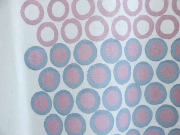 "Polka Dot Tile" ピンク x 水色　白地 七分袖Tシャツ - 画像 (7)