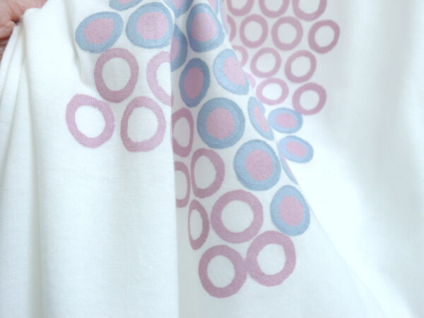 "Polka Dot Tile" ピンク x 水色　白地 七分袖Tシャツ - 画像 (5)