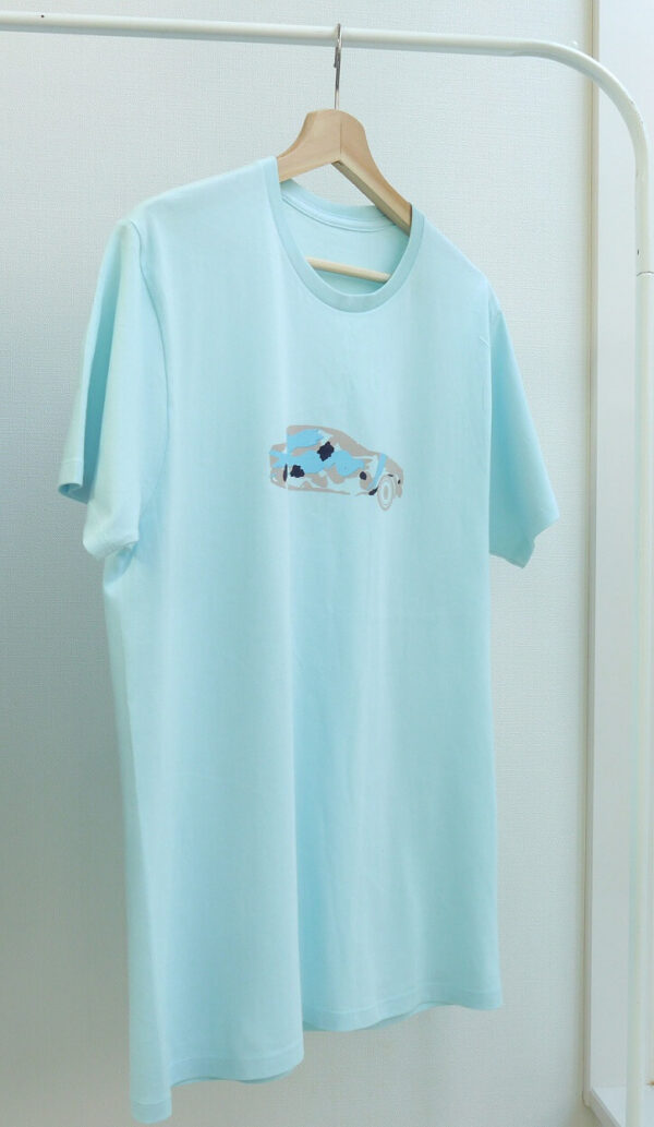 Car with brushstrokes - 水色地　ベージュ柄　クルーネックTシャツ - 画像 (4)