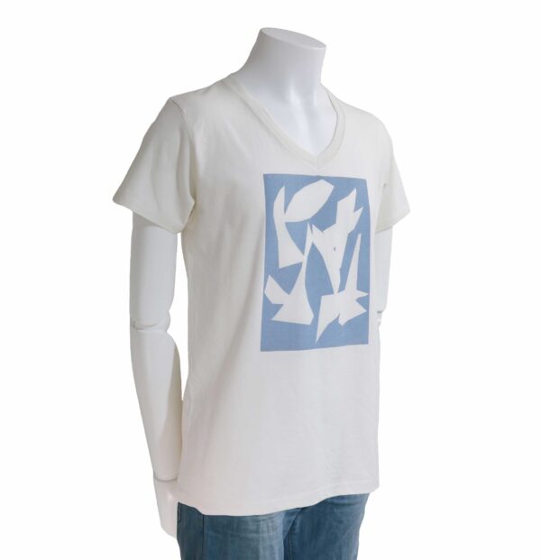 Kirie ー 切り絵を使ったデザインのオフホワイトVネックTシャツ - 画像 (2)