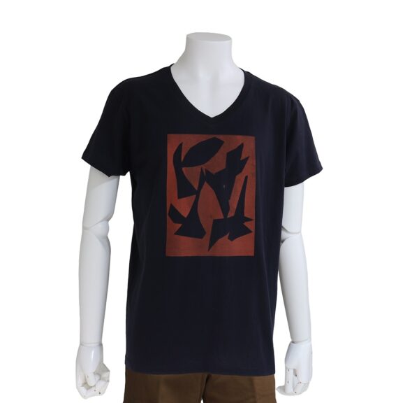 Kirie ー 切り絵を使ったデザインのネイビーVネックTシャツ - 画像 (2)