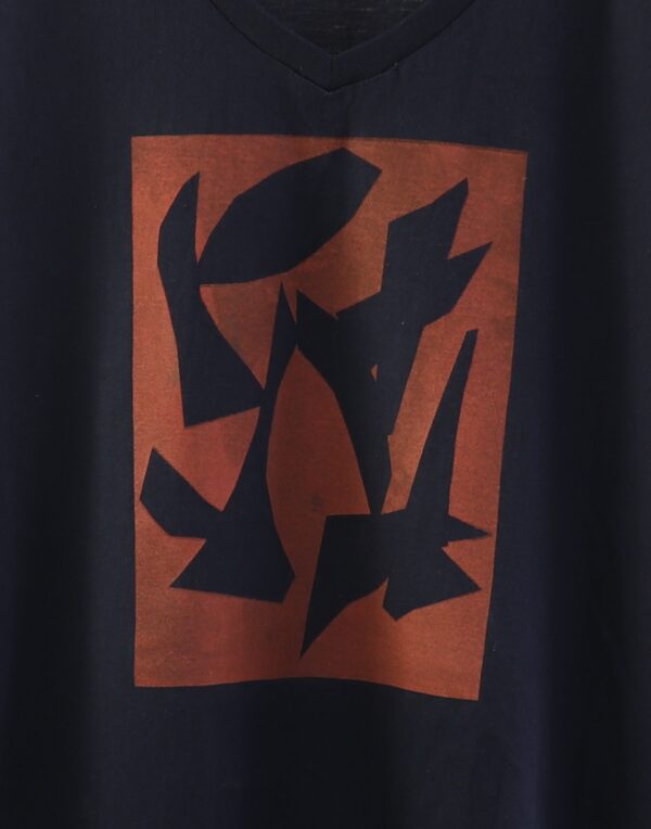 Kirie ー 切り絵を使ったデザインのネイビーVネックTシャツ - 画像 (4)