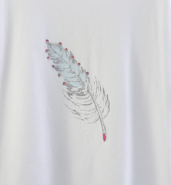 feather2 - 華やかな羽根模様の白地クルーネックTシャツ - 画像 (2)