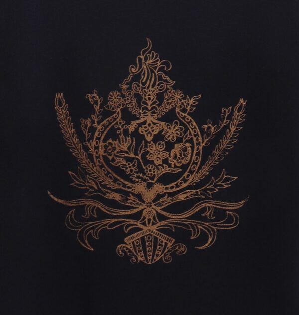 rococo - 華やかなロココ調紋章のネイビー地クルーネックTシャツ - 画像 (2)
