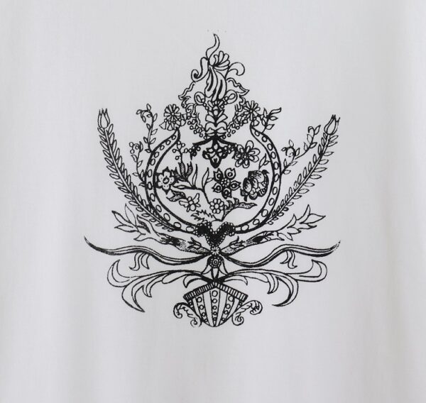 rococo - 華やかなロココ調紋章の白地クルーネックTシャツ - 画像 (2)