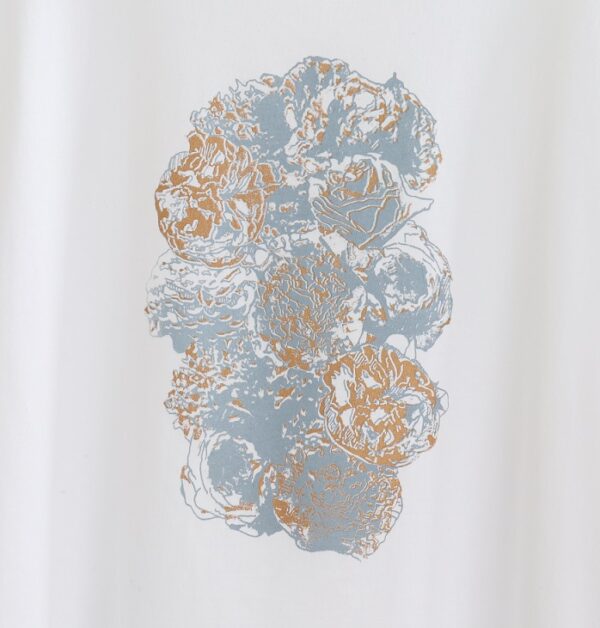 Flower Wall - 花々の白地クルーネックTシャツ - 画像 (2)