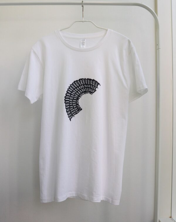 タービンをモチーフとしたTシャツ　白地クルーネック - 画像 (3)