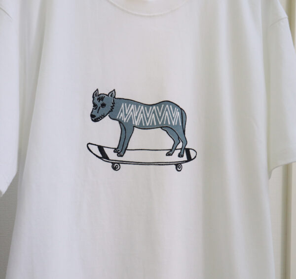 Wolf on a Board - 半袖白Tシャツ - クルーネック - 画像 (2)