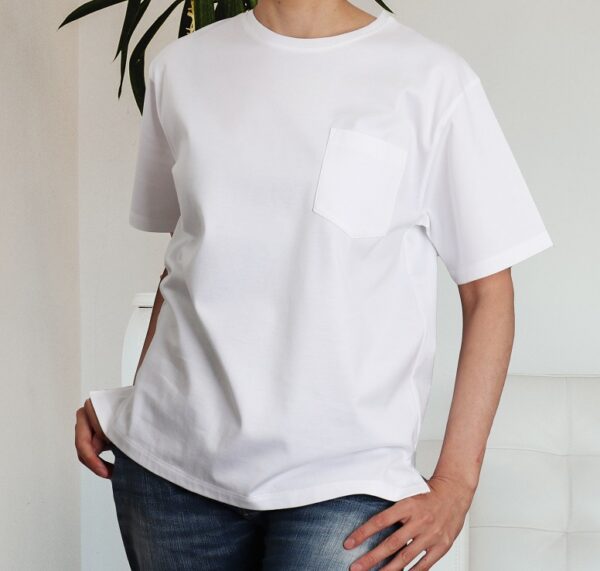 白無地ポケットTシャツ、スリット入り、着用イメージ