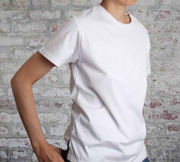 裏地のついた白無地Tシャツ、横向き