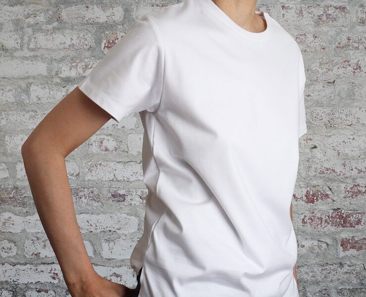 裏地のついた白無地Tシャツ、横向き