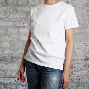裏地のついた白無地Tシャツ、スリット入り