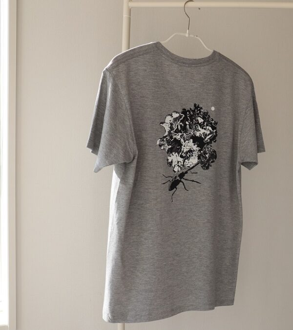 花とクワガタと　Iris and Cyclommatus Metallifer　クルーネックTシャツ - 画像 (2)