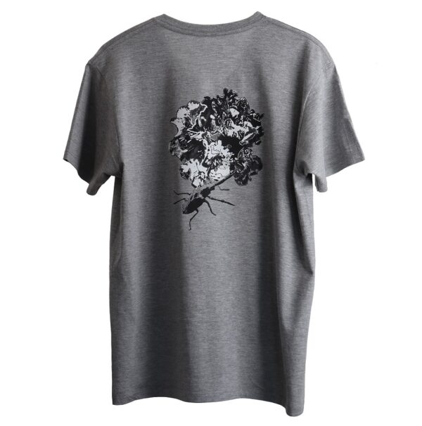 花とクワガタと　Iris and Cyclommatus Metallifer　クルーネックTシャツ