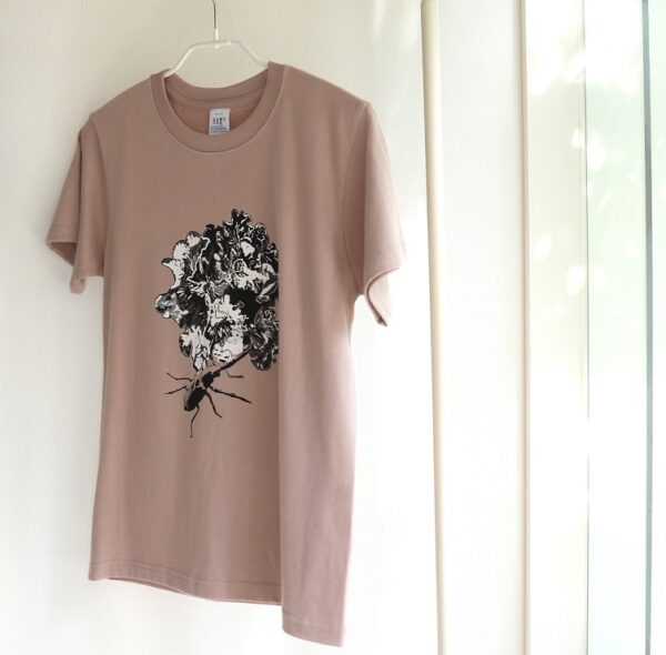 花とクワガタと　Iris and Cyclommatus Metallifer　ベージュピンク　クルーネックTシャツ - 画像 (3)