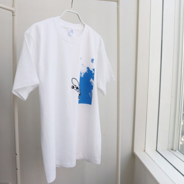 跳躍するスケードボード　半袖白Tシャツ - 画像 (3)