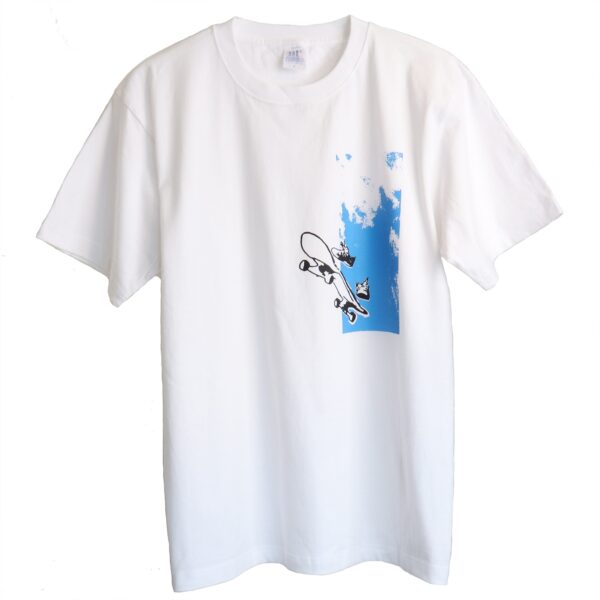 跳躍するスケードボード　半袖白Tシャツ