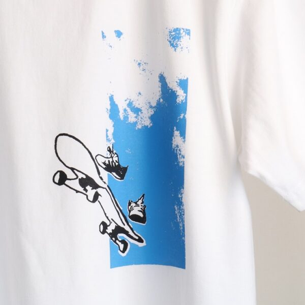 跳躍するスケードボード　半袖白Tシャツ - 画像 (2)