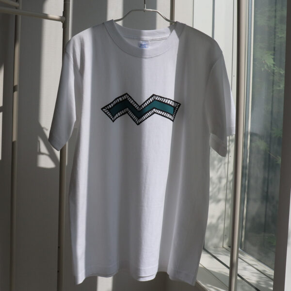empowering – 力強く　半袖白Tシャツ - 画像 (3)