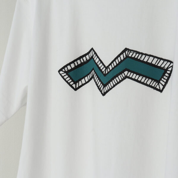 empowering – 力強く　半袖白Tシャツ - 画像 (2)