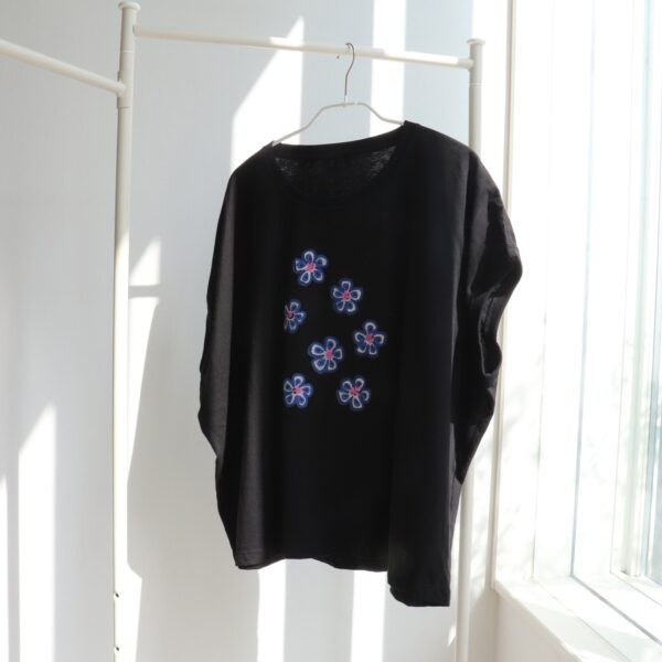Magnified Floral Pattern - 拡大された花模様　黒・ワイドTシャツ - 画像 (3)