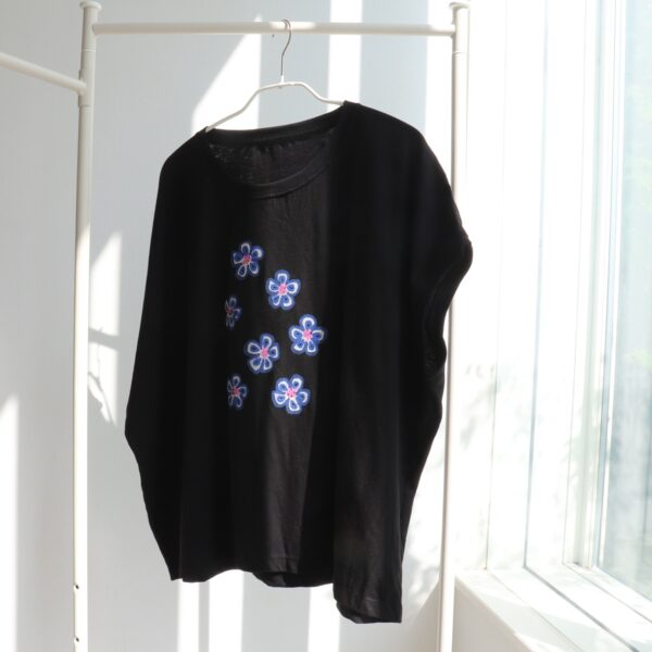 Magnified Floral Pattern - 拡大された花模様　黒・ワイドTシャツ - 画像 (4)