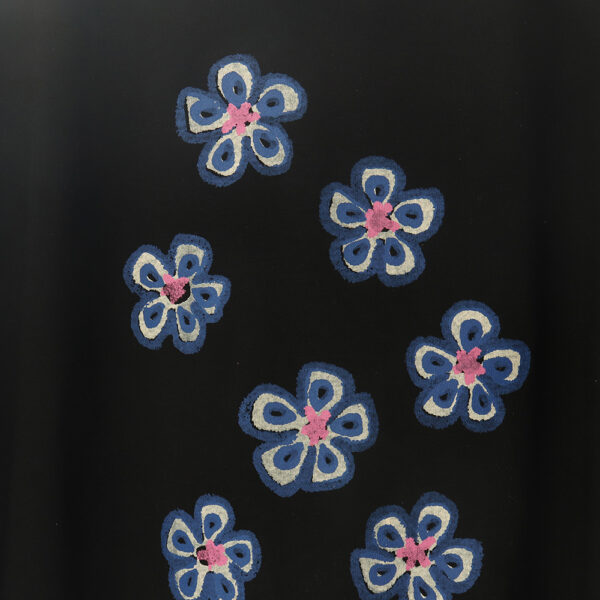 Magnified Floral Pattern - 拡大された花模様　黒・ワイドTシャツ - 画像 (2)