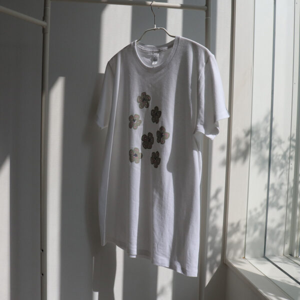 Magnified Floral Pattern - 拡大された花模様　白半袖Tシャツ - 画像 (4)