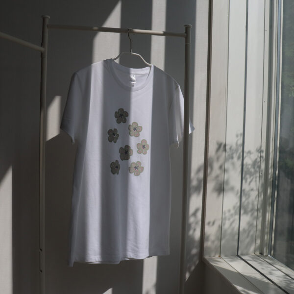 Magnified Floral Pattern - 拡大された花模様　白半袖Tシャツ - 画像 (3)