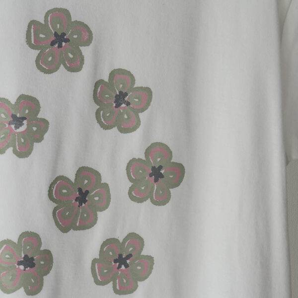 Magnified Floral Pattern - 拡大された花模様　白半袖Tシャツ - 画像 (2)