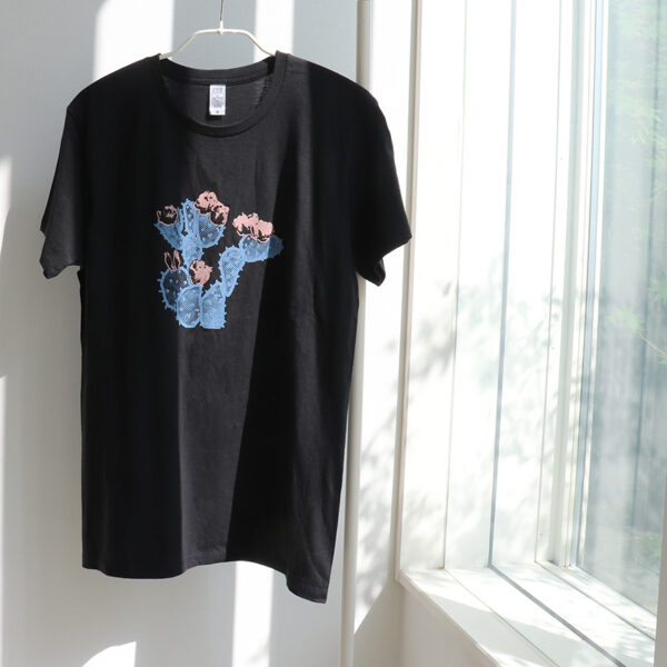 花咲くサボテン blooming cactus　黒地半袖Tシャツ - 画像 (3)