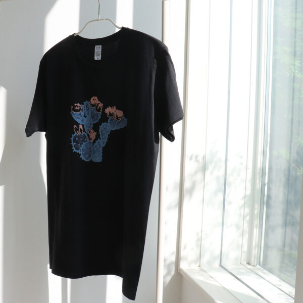 花咲くサボテン blooming cactus　黒地半袖Tシャツ - 画像 (4)