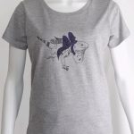 Pretty gray T-shirt with navy color design. Iguana