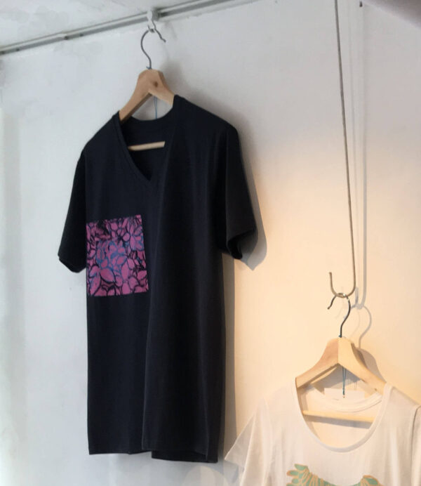 leaves Navy V-neck T-shirt - Image 2